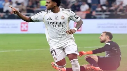 广州队0-2负于武汉三镇，斯坦丘任意球得分谢鹏飞助力进球