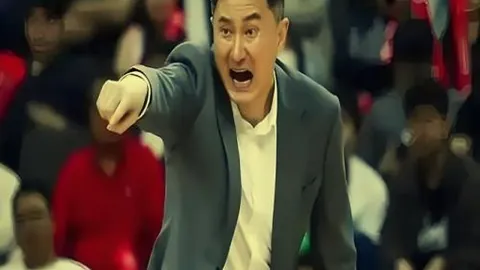 “蓝月军团力克卢顿，领跑英超榜首”